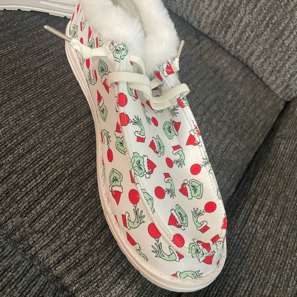 Grinch Slippers!! Don’t sleep on these! Like new condition! Size 8/8.5 US - Picture 3 of 4
